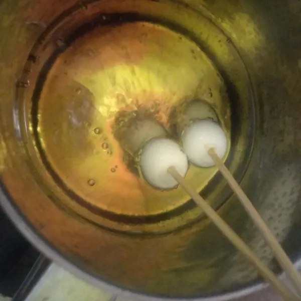 Masukkan sate telur puyuh dalam minyak panas, disini saya menggoreng menggunakan cangkir enamel. Karena membuat sate telur puyuh ini harus dengan metode deep fry