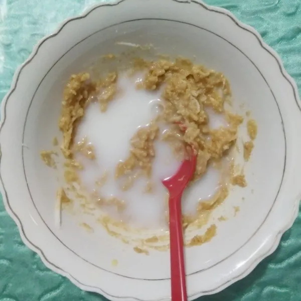 Masukkan susu cair kemudian aduk hingga rata.