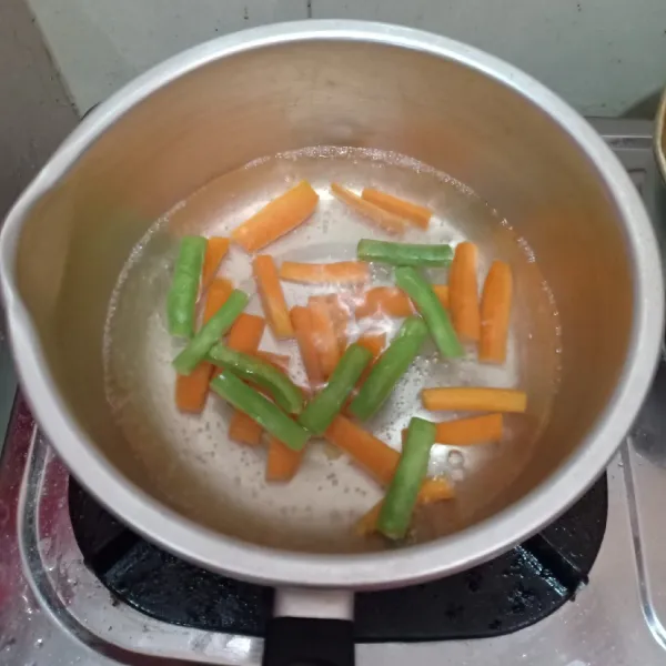 Rebus buncis dan wortel selama 2 menit atau sampai setengah matang.
