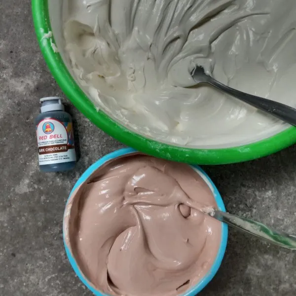 Ambil beberapa sendok adonan beri pasta coklat