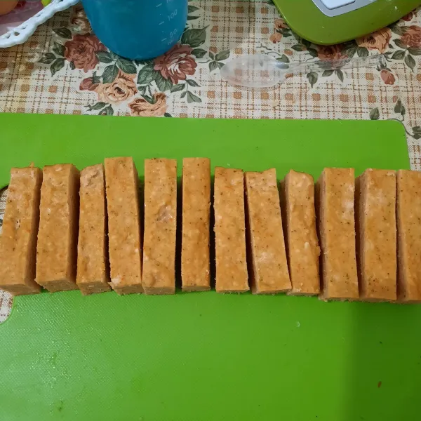 Seletah agak hangat, keluarkan nugget dan potong sesuai dengan selera.