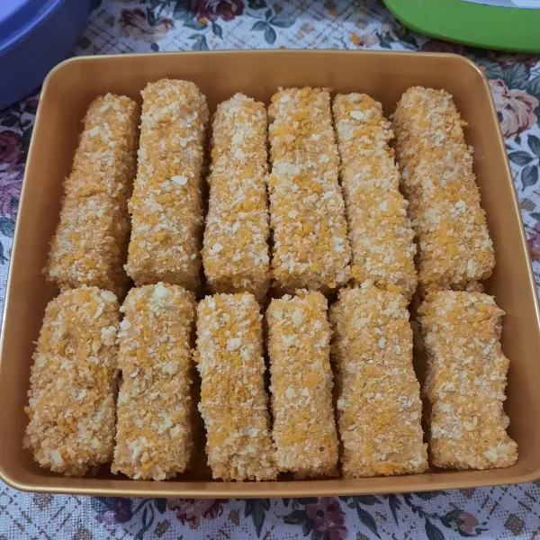 Masukan nugget kedalam freezer, sebagai stok frozen food.