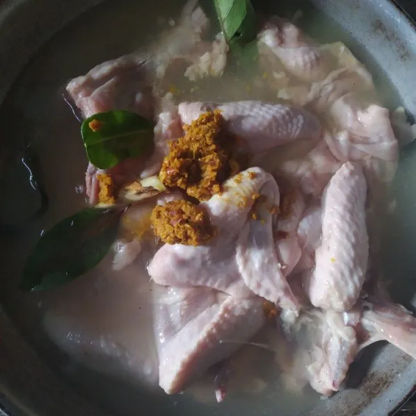 Dalam panci masukkan sayap, bumbu halus dan rempah daun, tambahkan air.