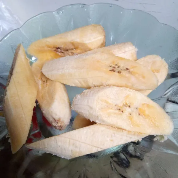 Pisang di kupas lalu potong serong.