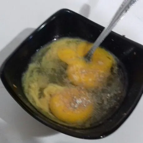 kocok lepas telur, tambahkan garam, kaldu jamur dan susu cair.