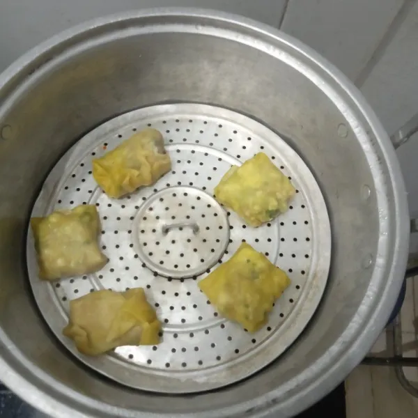 Ambil isiannya lalu bungkus dengan kulit pangsit dan kukus sampai matang.
