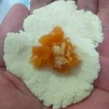 Beri isian gula merah di atasnya.