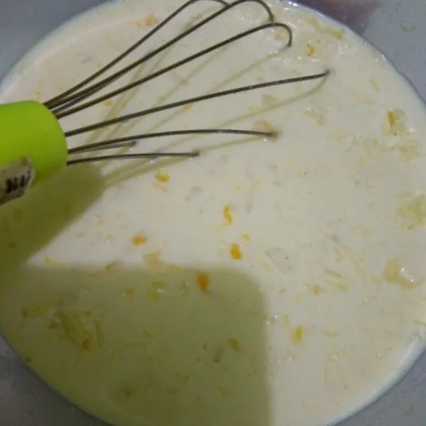 Dalam mangkuk, masukkan semua bahan saus, aduk rata. Sisihkan.