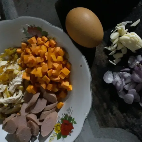 Potong wortel , iris sosis, suir ayam goreng. iris juga bawang merah dan bawang putih.