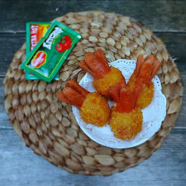 Sosis gurita: 1 buah sosis dipotong 2, salah satu ujungnya dikerat 4. Campur semua bahan basah (terigu, telur, saus tomat, garam, lada, kaldu jamur dan air), adonan kental ya. Ambil sosis, lalu celupkan bagian yang tidak dikerat ke adonan. Lalu gulingkan ketepung panir. Goreng sampai bagian yang terkerat mekar, gunakan api sedang cenderung kecil. Angkat dan tiriskan.