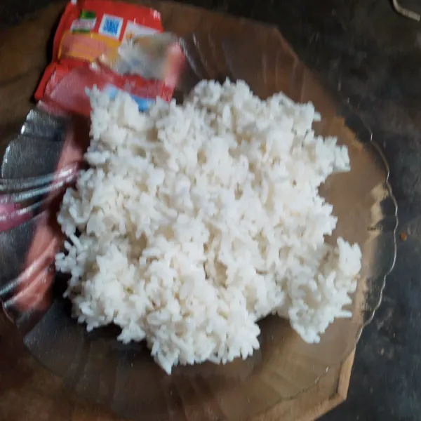 Siapkan nasi.