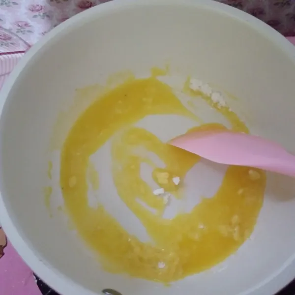 Siapkan saus: lelehkan margarin, setelah itu masukan maizena, aduk hingga berbutir. Tuangkan susu sedikit demi sedikit, aduk hingga rata.