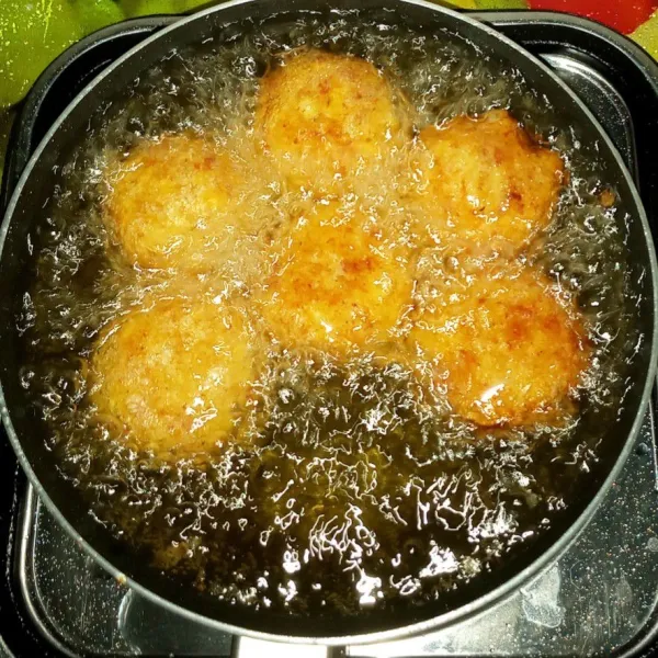 Celupkan kedalam putih telur lalu goreng calam minyak panas dengan api sedang sampai coklat keemasan. Tiriskan.