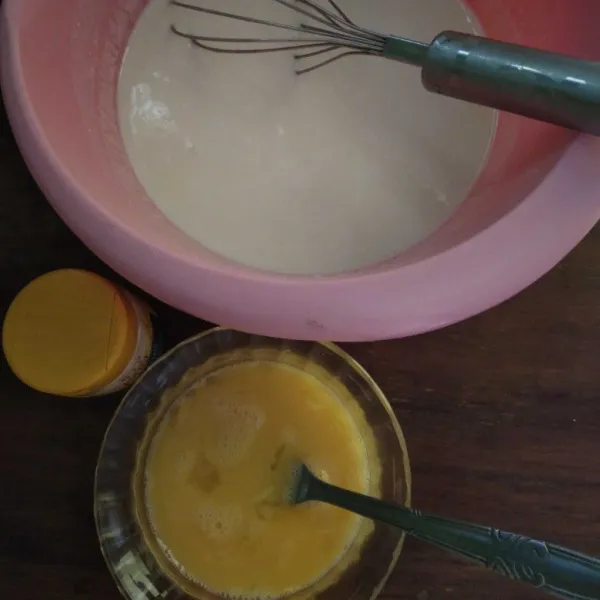 Di mangkuk lain kocok telur dan 25 gr gula pasir lalu masukkan ke dalam adonan yang sudah difermentasikan tadi