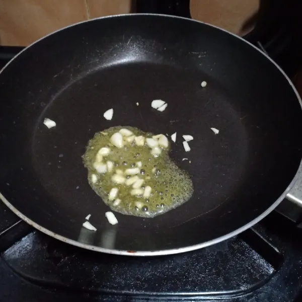 Tumis bawang putih cincang sampai harum dengan butter.