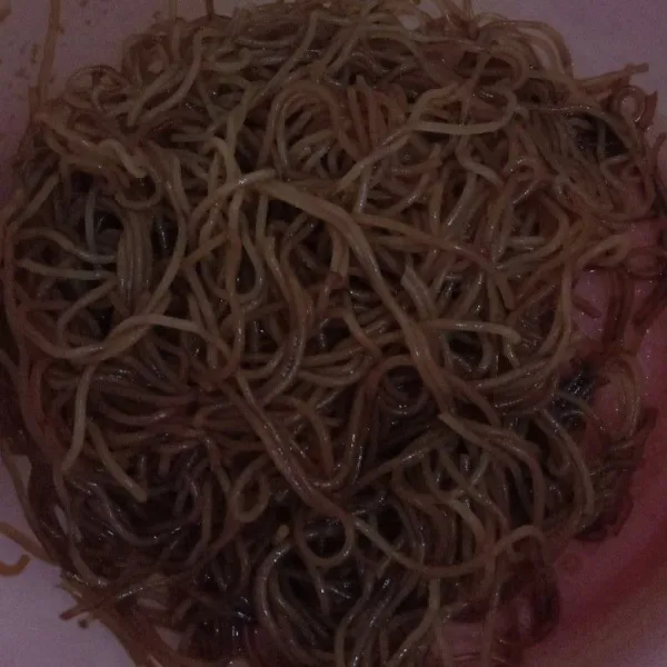 Lumuri bihun atau soun dengan kecap, diamkan sebentar.