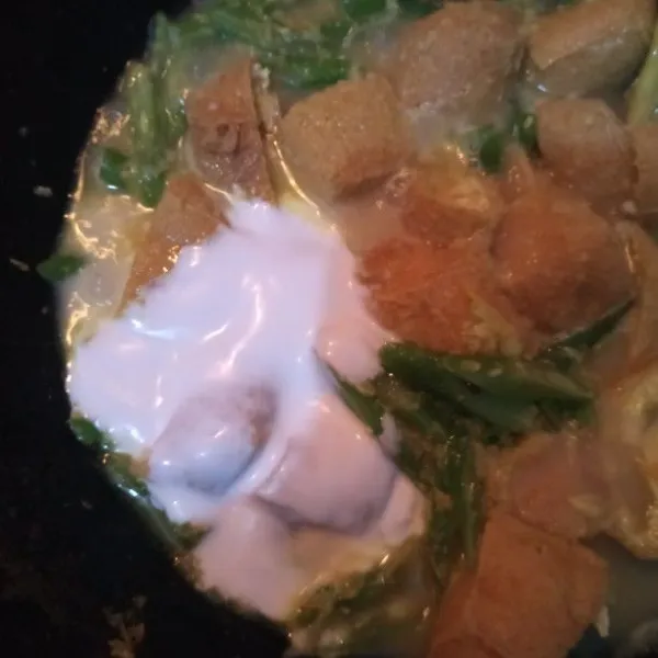 Terakhir tuang santan instan. Aduk rata. Beri garam, gula putih, penyedap rasa dan gula merah. Aduk rata. Tes rasa. Masak hingga air berkurang atau bumbu meresap. Matikan api dan sajikan.