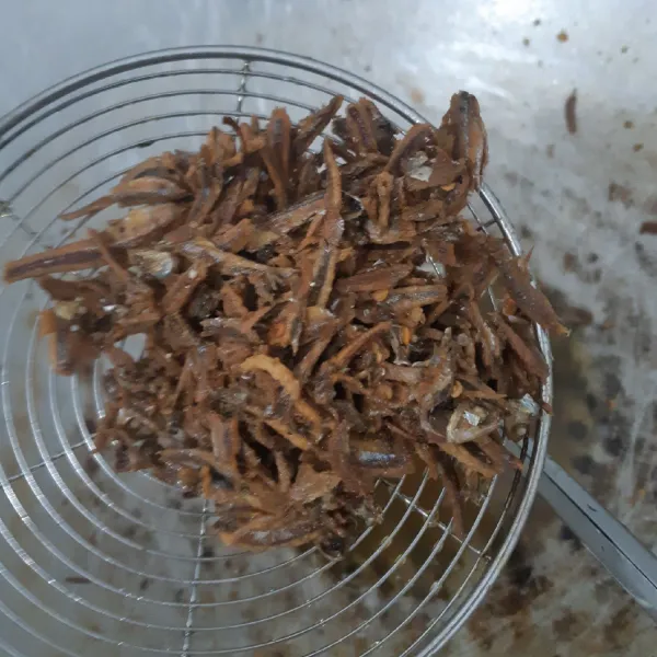 Goreng teri dengan api sangat kecil sampai kecoklatan. Angkat dan tiriskan.