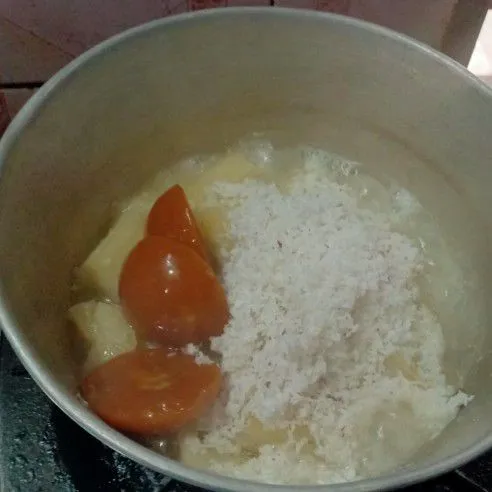 Setelah singkong lunak, tambahkan gula merah, garam, dan kelapa parut.