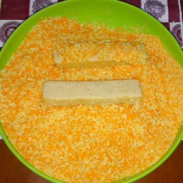 Gulingkan ke tepung panir.