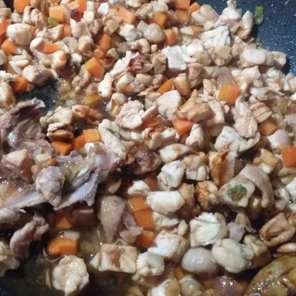 kemudian masukan ayam, tempe dna wortel yang sudah direbus tadi, masukan sedikit air, bumbui dengan kaldu bubuk dan kecap manis sesuai selera lalu aduk rata.