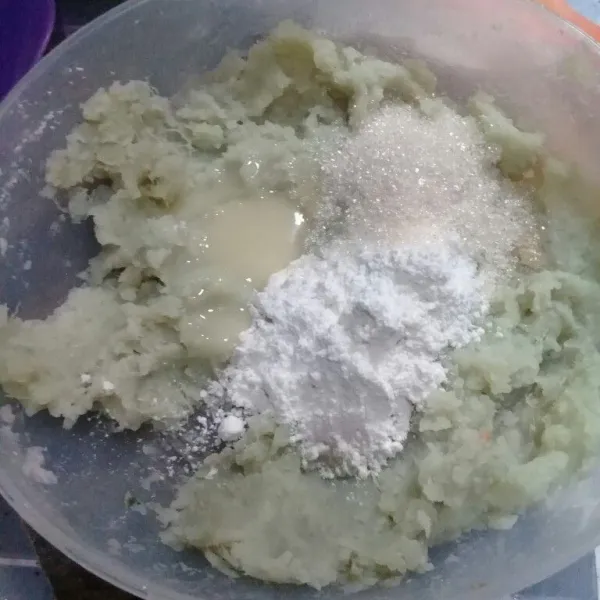 Haluskan ubi jalar kukus, lalu masukan semua bahan. Aduk hingga tercampur rata.