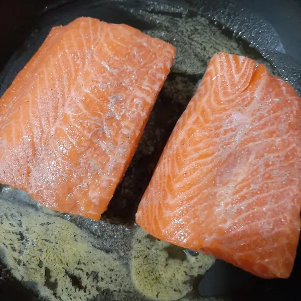 Lumuri salmon dengan sedikit garam dan merica. Pan seared dengan sedikit margarin hingga matang. Iris atau suwir kasar.