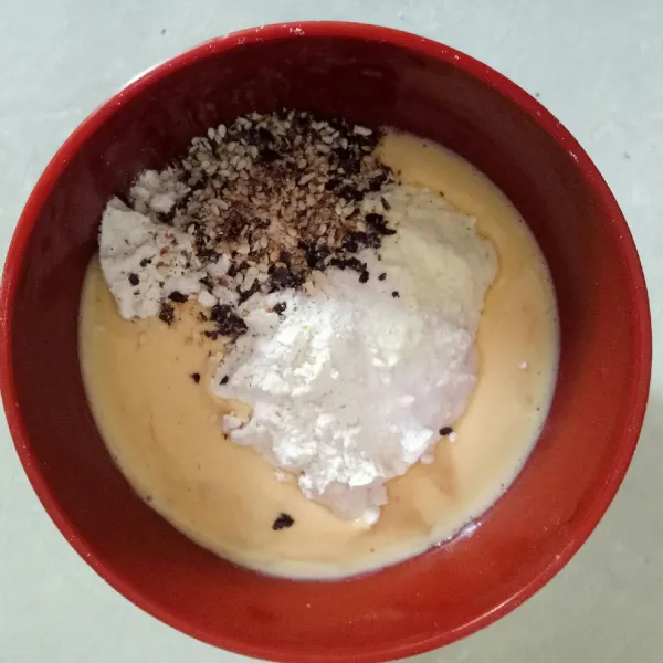 Campurkan tepung terigu, telur yang sudah dikocok, furikake, garam, kaldu bubuk dan baking powder