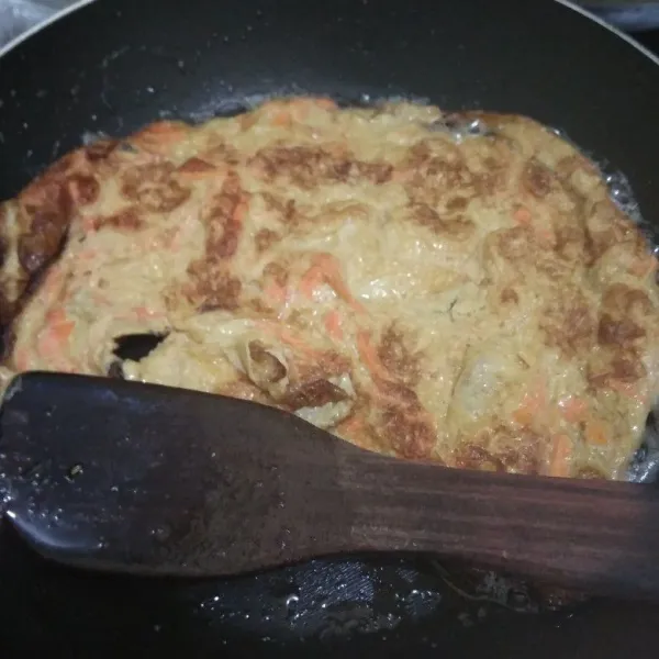 Goreng telur hingga matang.