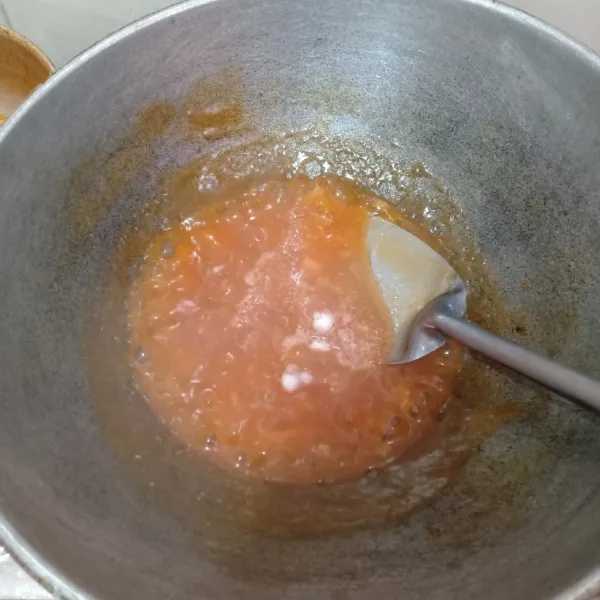 Masak larutan saus dengan api kecil hingga mengental. Tambahkan garam dan kaldu jamur lalu koreksi rasa.