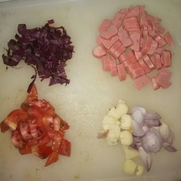 Cuci bersih dan cincang halus bayam merah,tomat,sosis,bawang merah dan bawang putih.