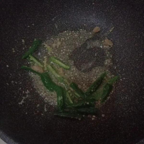 Panaskan minyak , tumis bumbu halus dan cabe hijau sampai harum dan matang. Beri sedikit air supaya bumbu tidak gosong.