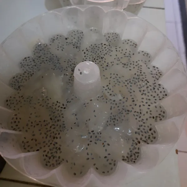 Tuang ke dalam cetakan puding. Diamkan hingga set. Jangan di masukkan ke kulkas.
