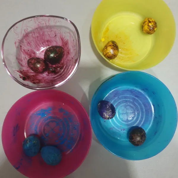 masukan telur yang sudah ratakan kulitnya,gunakna sarung tangan dan waranai kulit telur.diamkan selama 5 menit.