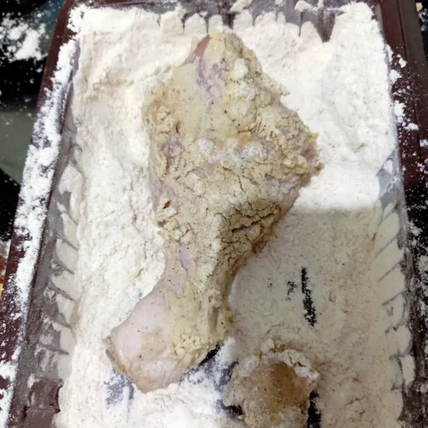 Guling2kan lagi ayam sampai 2x ,lalu celup ke air lalu balur lagi kedalam tepung.