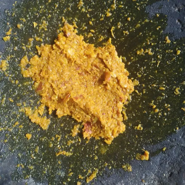 Haluskan bawang putih, bawang merah, ketumbar, dan kunyit.