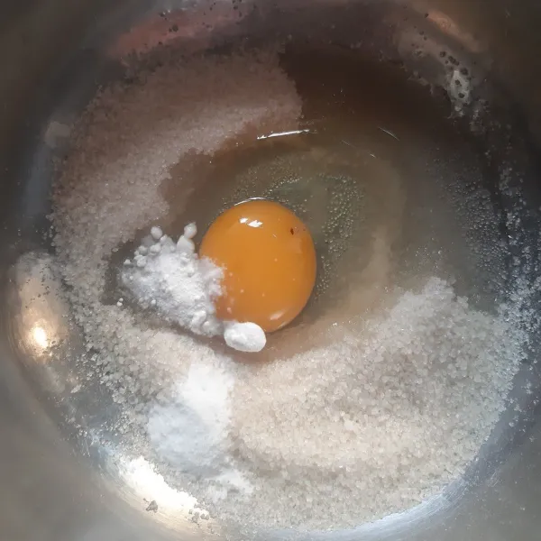 Kocok telur dan gula pasir hingga teecampur rata.