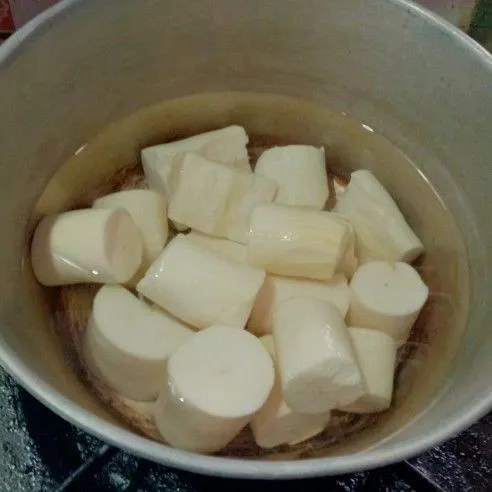 Cuci bersih singkong, potong kecil-kecil lalu rebus dalam 500 ml air sampai lunak.