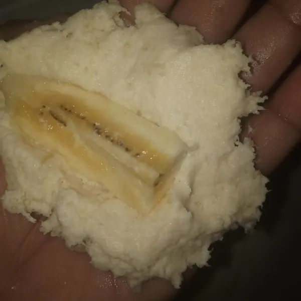 Ambil adonan 1 sdm lalu pipihkan masukan pisang lalu gulung lakukan sampai adonan habis.