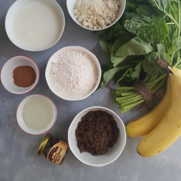 Siapkan bahan. Potong pisang dan bayam.