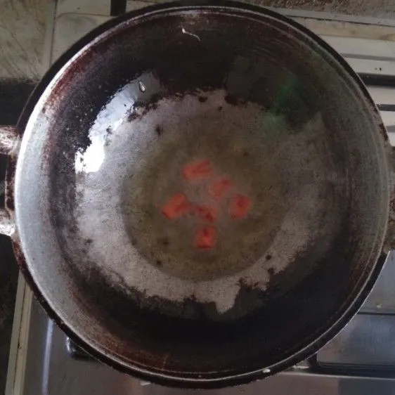 Bagi sosis menjadi empat bagian. Setiap sosis iris tengahnya menjadi seperti kali gurita. Setelah itu goreng dengan minyak.