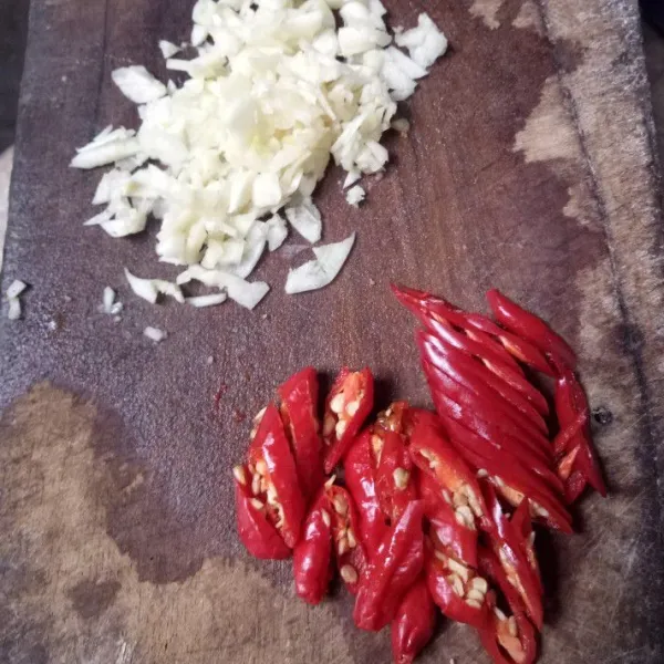 Bawang putih dicincang. Cabai merah keriting diiris serong tipis.