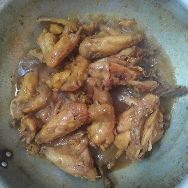 Tambahkan garam, merica dan gula merah, koreksi rasa, ungkep hingga kuah menyusut.
