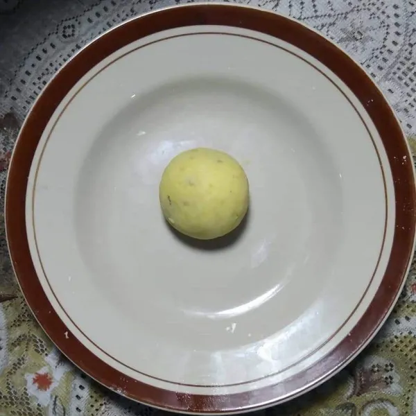 Kemudian tutup dan bentuk bulatan seperti bola.