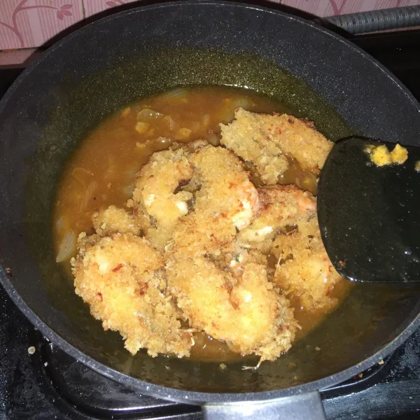 Setelah saus mengental, masukkan udang kemudian aduk hingga saus merata ke seluruh udang