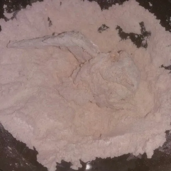 Balur sayam ayam dengan racikan tepung.