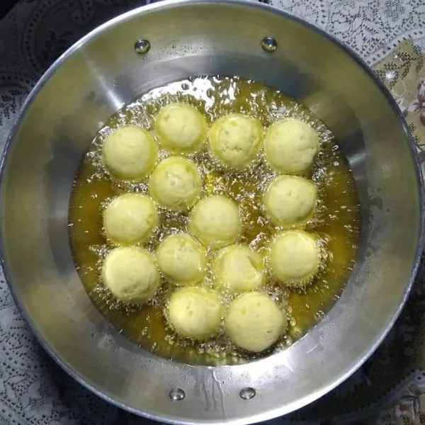 Siapkan wajan, tuang minyak panaskan, goreng ciled sampai matang, berubah warna kuning keemasan.