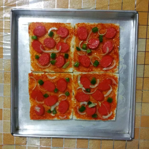 Susun sosis, bawang bombay dan paprika.