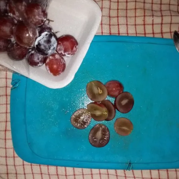 Buang tangkai buah Anggur. Cuci dan potong menjadi 2 bagian. Atau sesuai selera.