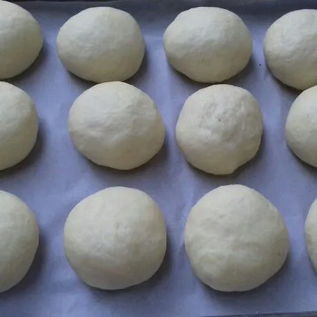 diamkan 15 menit hingga mengembang. masukkan dalam oven yang sudah panas. panggang dengan suhu 180 dercel selama 15 menit. angkat roti dan dinginkan.